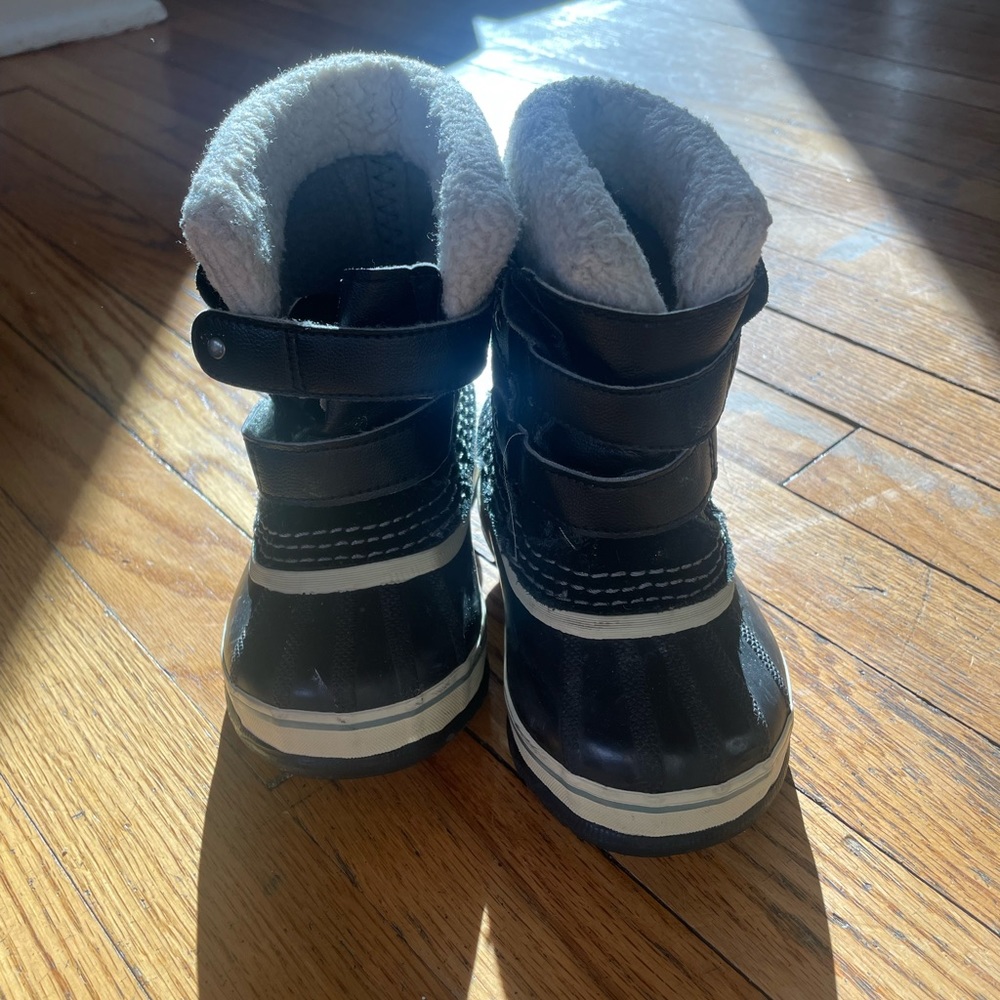 Sorel toddler snow boots, size 7, worn 3x. EUC.